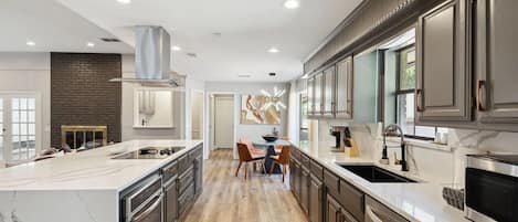 Jääkaappi, mikroaaltouuni, uuni, liesi