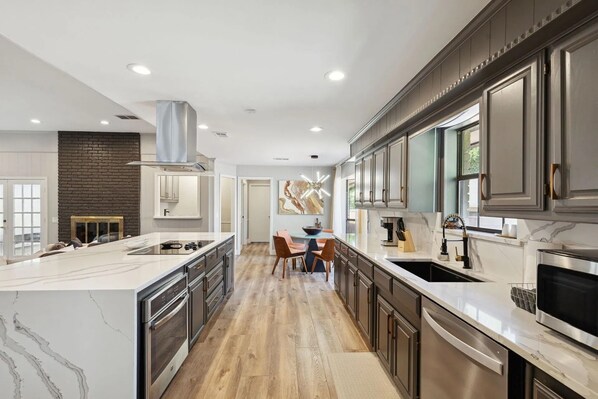 Refrigerador, microondas, horno y parrilla de estufa 