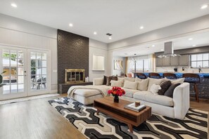 Smart TV, chimenea y libros 