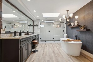 Douche, sèche-cheveux, serviettes fournies