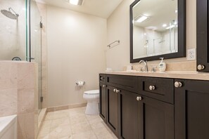 Douche, séchoir à cheveux, serviettes fournies, savon