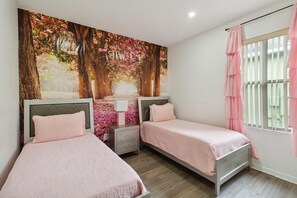 5 bedrooms, iron/ironing board, WiFi, bed sheets
