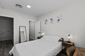 2 habitaciones, escritorio, tabla de planchar con plancha y wifi gratis 