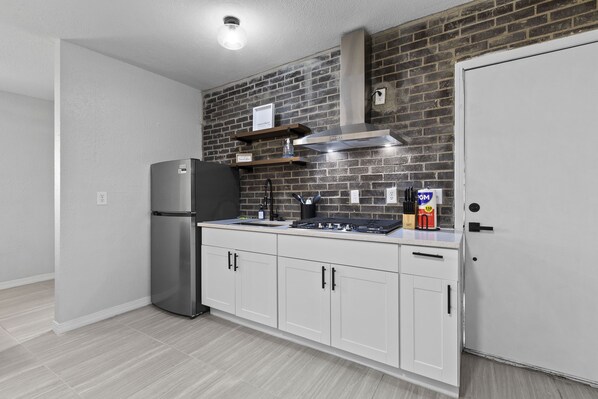 Refrigerador, microondas, parrilla de estufa y cafetera y tetera 