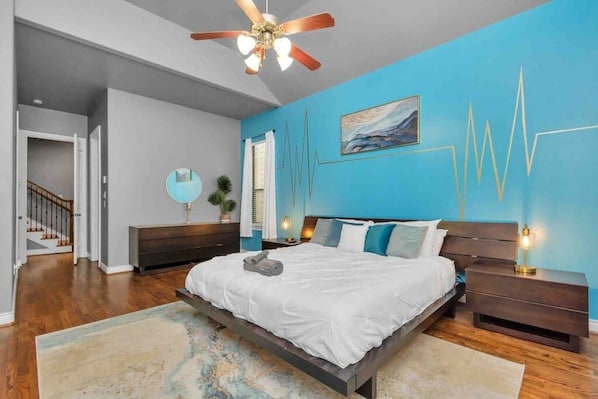 3 bedrooms, iron/ironing board, WiFi, bed sheets - Spacious Townhome with Hot Tub in Houston (Houston)