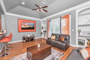 TV, video games, offices - Spacious Townhome with Hot Tub in Houston (Houston)