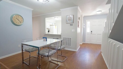 Spacious-3 Level Townhome/NorthHills/Pets