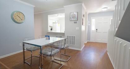 Spacious-3 Level Townhome/NorthHills/Pets