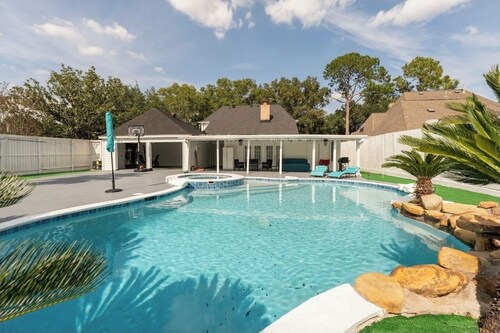 Luxury Cozy House with Heated Pool