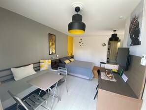 1 quarto, cofres nos quartos, escrivaninha