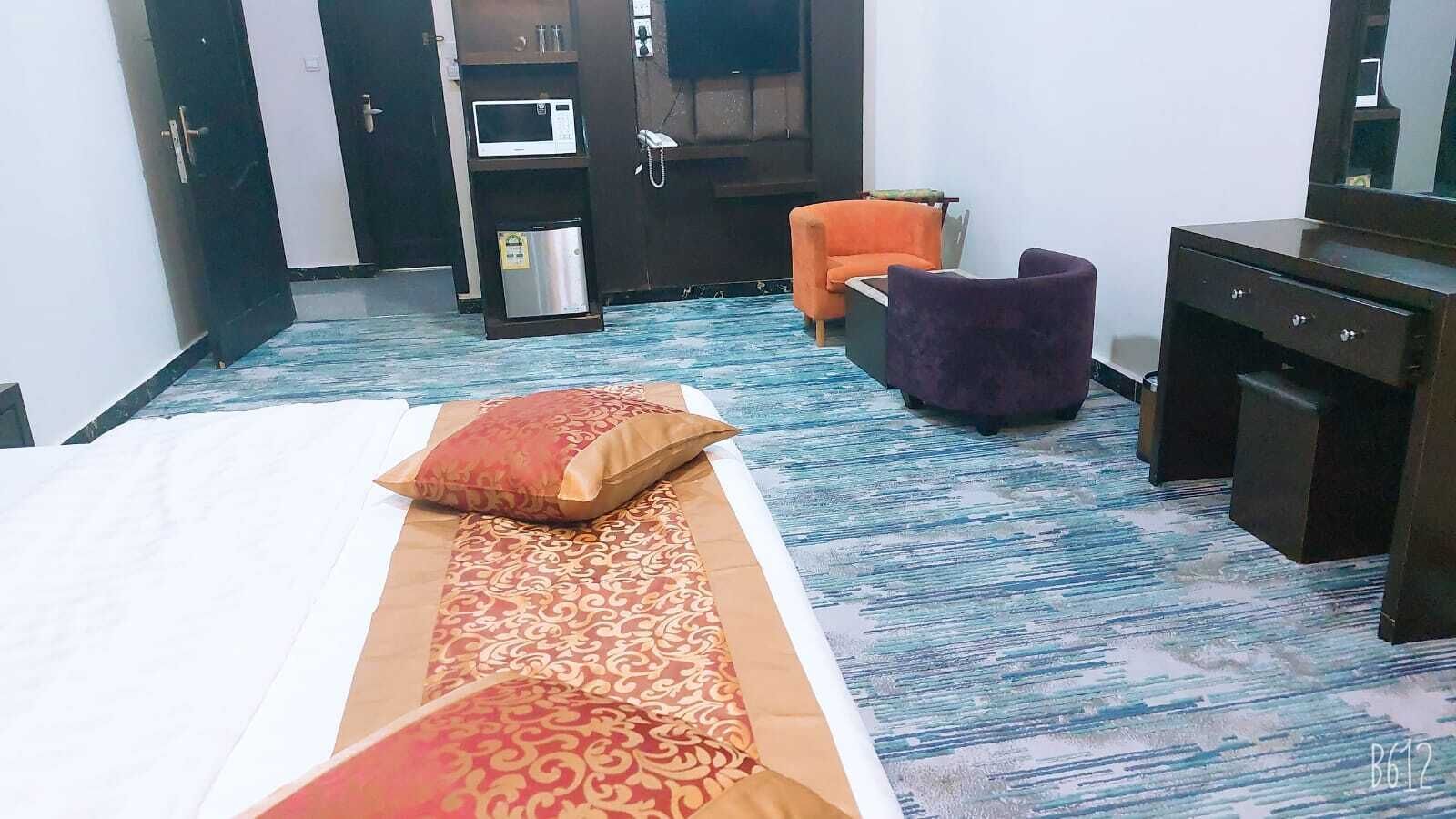 Premium bedding, minibar, free WiFi, bed sheets