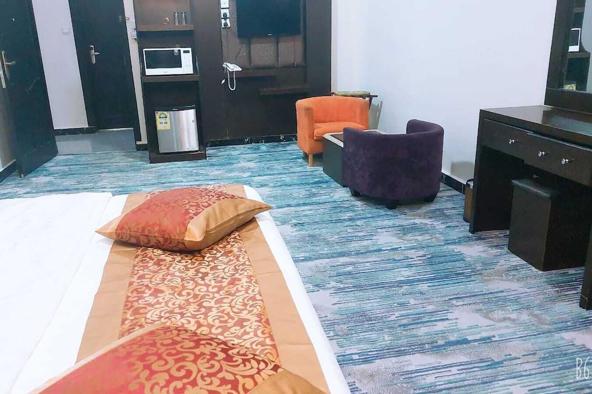 Premium bedding, minibar, free WiFi, bed sheets
