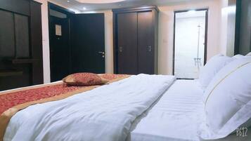Premium bedding, minibar, free WiFi, bed sheets