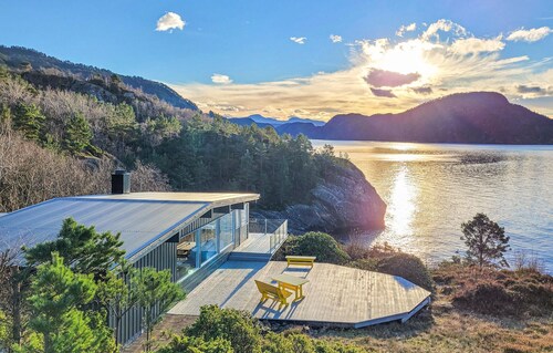 Beach front home in Nordtveitgrend with WiFi