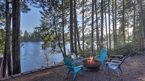Property grounds - Cozy Lakeside Cabin with Modern Amenities (Grapeview)