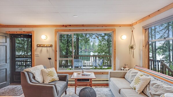 Smart TV, fireplace, books - Cozy Lakeside Cabin with Modern Amenities (Grapeview)