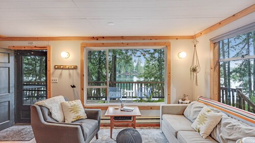 Cozy Lakeside Cabin with Modern Amenities. Romantic Escape 1.75 hrs from Seattle