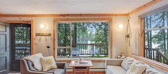 Cozy Lakeside Cabin with Modern Amenities. Romantic Escape 1.75 hrs from Seattle