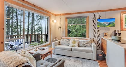 Cozy Lakeside Cabin with Modern Amenities