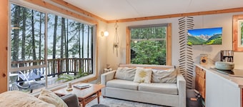 Cozy Lakeside Cabin with Modern Amenities