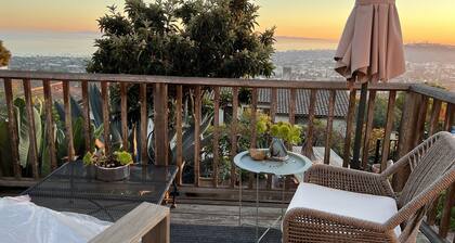 Chic & Sophisticated Studio with Panoramic Views & Privacy (yard, pet friendly!)