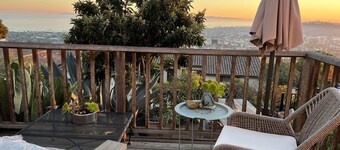 Chic & Sophisticated Studio with Panoramic Views & Privacy (yard, pet friendly!)
