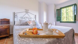 5 bedrooms, travel crib, WiFi