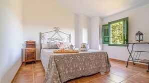 5 bedrooms, travel crib, WiFi