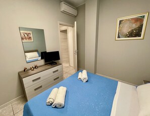 2 bedrooms, desk, iron/ironing board, WiFi