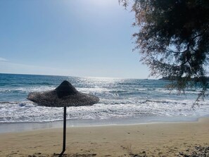 Plage, chaises longues
