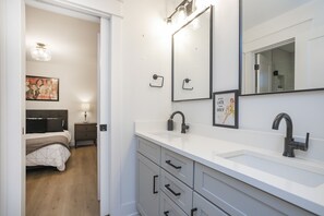 Dusj, hårføner, håndklær og såpe