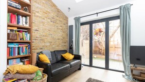Basic House, Multiple Beds | Interior - Family Friendly 3 Bedroom Home in Islington (London)