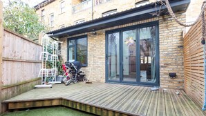 Basic House, Multiple Beds | Property grounds - Family Friendly 3 Bedroom Home in Islington (London)