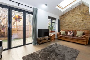 Basic House, Multiple Beds | Interior - Family Friendly 3 Bedroom Home in Islington (London)