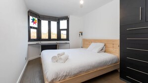 Basic House, Multiple Beds | 3 bedrooms, laptop workspace, bed sheets - Family Friendly 3 Bedroom Home in Islington (London)