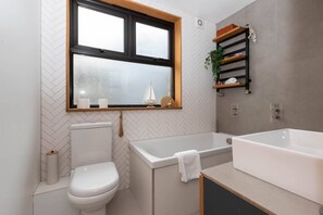 Basic-Haus, Mehrere Betten | Badezimmer | Handtücher, Seife, Shampoo, Toilettenpapier
