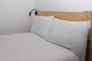 Basic House, Multiple Beds | 3 bedrooms, laptop workspace, bed sheets - Family Friendly 3 Bedroom Home in Islington (London)