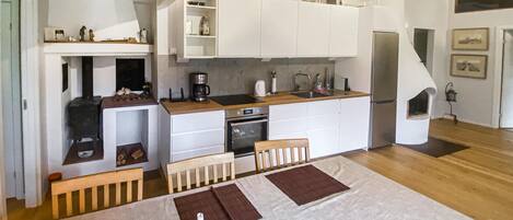 Frigorifero, forno, piano cottura, lavastoviglie