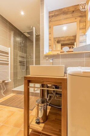 Douche, serviettes fournies