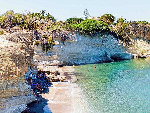Playa en los alrededores y toallas de playa 