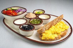 Free buffet breakfast on weekdays - The Armon Stamford Hotel & Conference (Stamford)