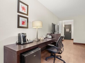 Habitación básica, 1 cama de matrimonio grande | Zona de estar | Televisión LCD de 42 pulgadas con canales por satélite, una televisión