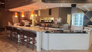 朝食、ランチ、ディナー、ブランチに営業