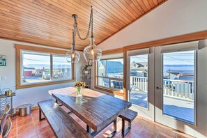 Dining - McKees Beach House w/ Ocean Views, Hot Tub! (Stanwood)