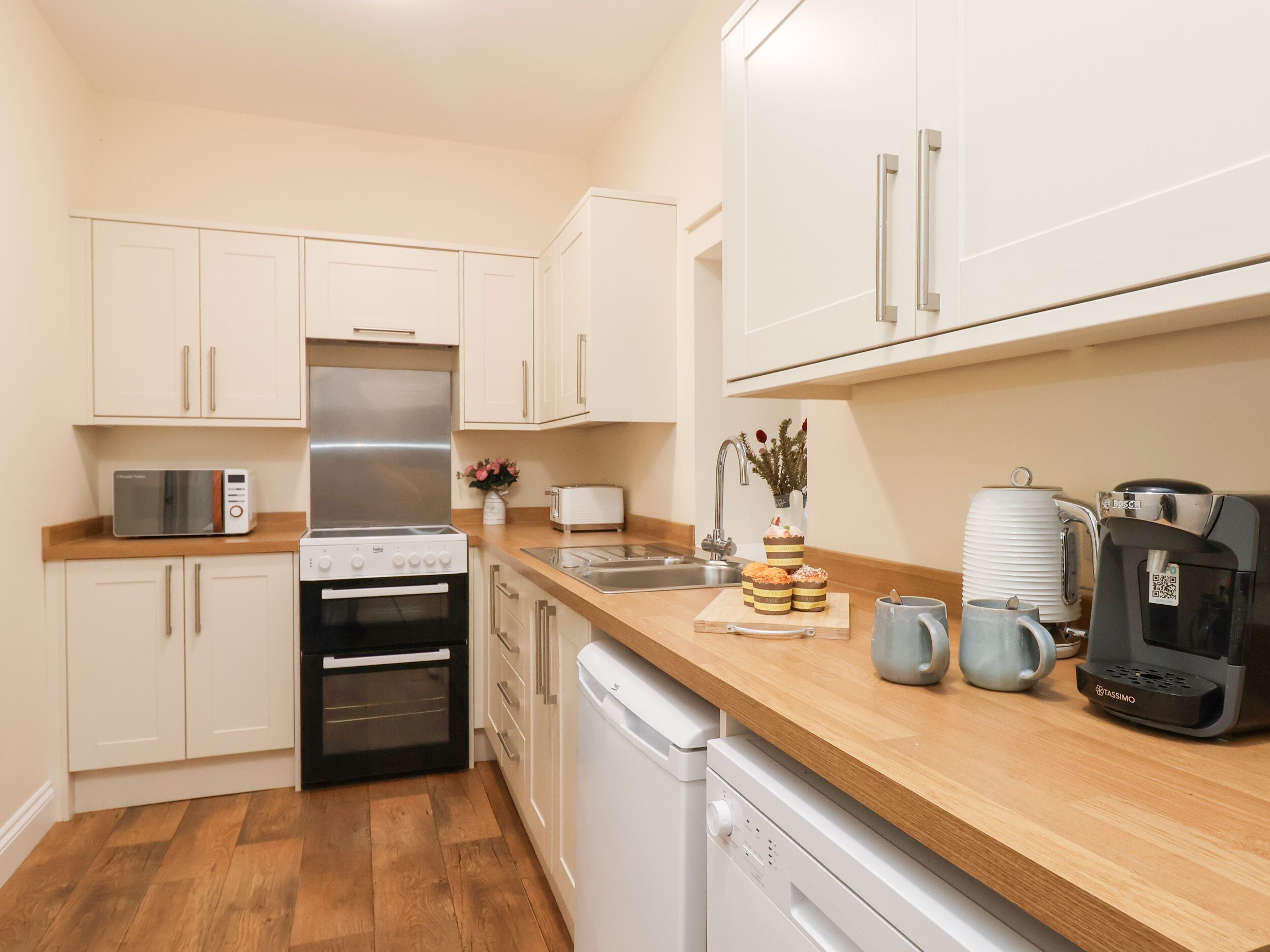 Kühlschrank, Geschirrspüler, Wasserkocher, Toaster