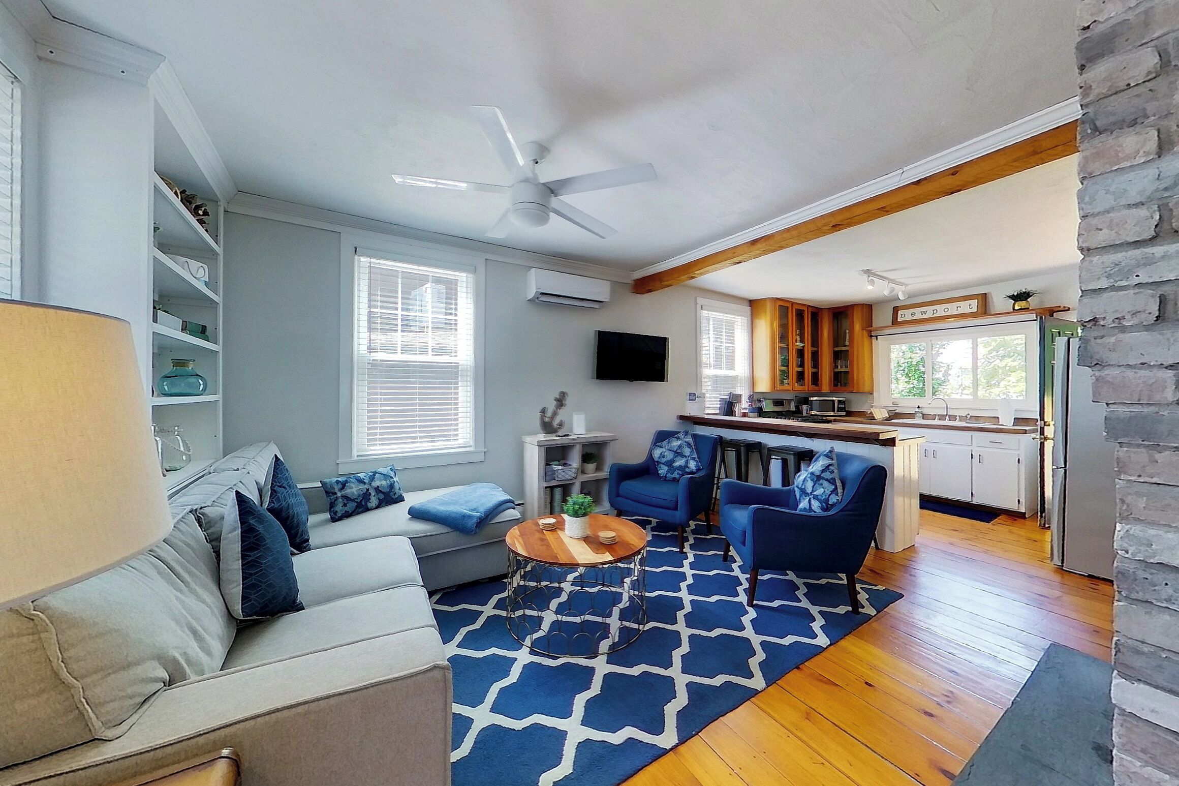 Clean & Bright historic cottage steps from the Broadway Restaurant District!