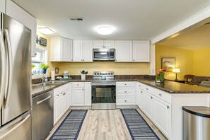 Fridge, microwave, stovetop, dishwasher - Walk to Ocean: Lovely Myrtle Beach Getaway! (Myrtle Beach)