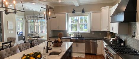 冷蔵庫、電子レンジ、オーブン、コンロ