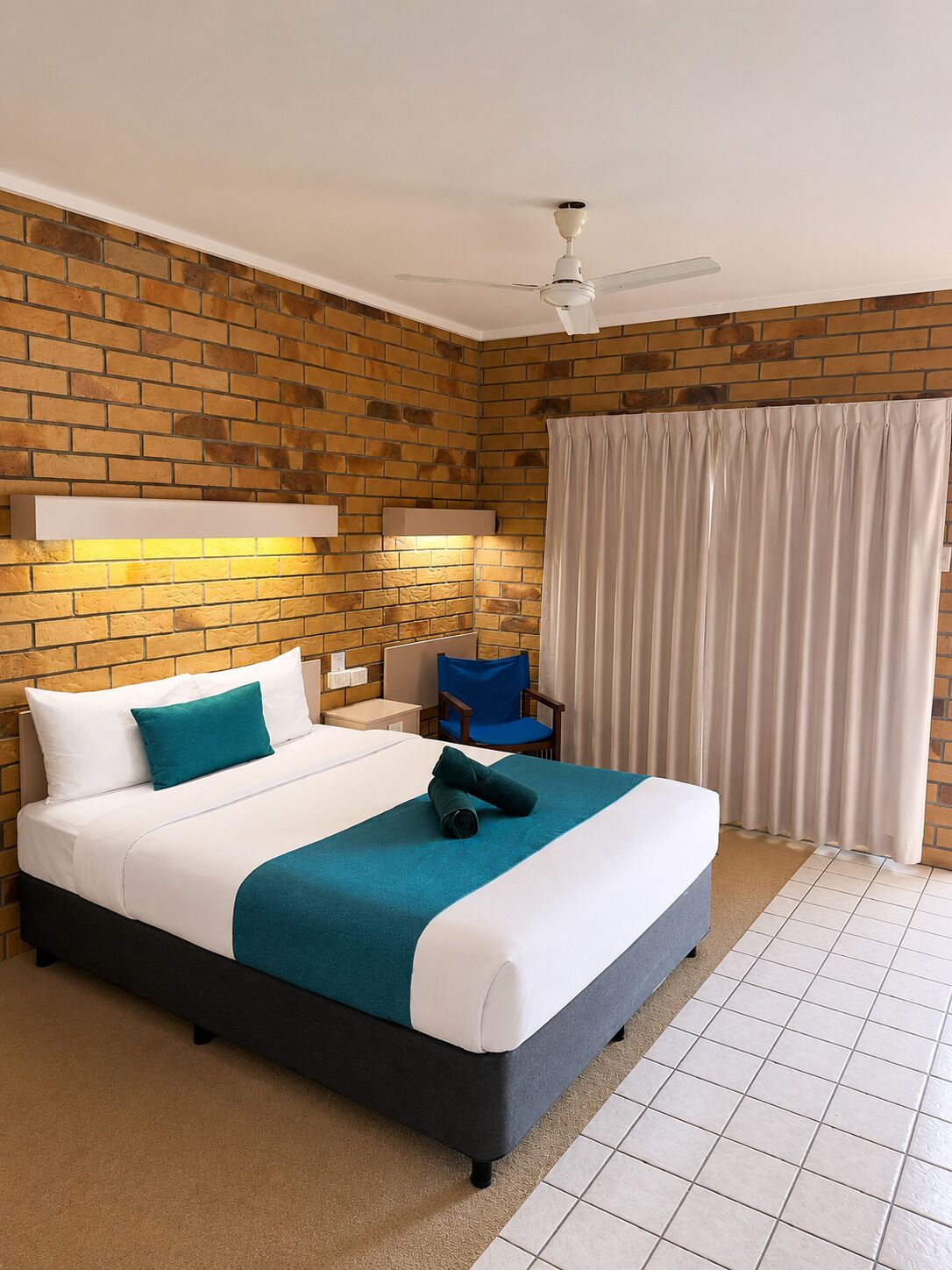 Standard Unit | Blackout drapes, iron/ironing board, WiFi (free), bed sheets