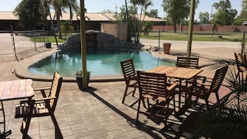 Una piscina al aire libre